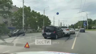 Авария с участием трех автомобилей произошла в Омске рядом с остановкой «Городок Водников»