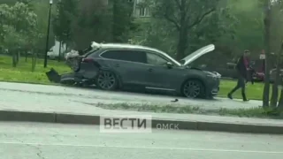Серьезная авария произошла в Омске на Иртышской набережной