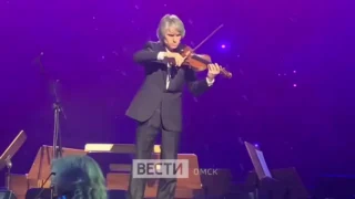 Дирижёр Омского симфонического оркестра вышел на сцену со скрипкой
