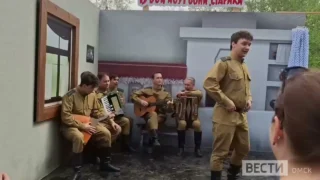 В парке Победы артисты театра им. Любови Ермолаевой представляют фрагменты легендарных фильмов