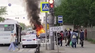 В Омске около остановки «Телецентр» загорелась машина