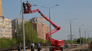 На бульваре Архитекторов монтируют уличные светильники