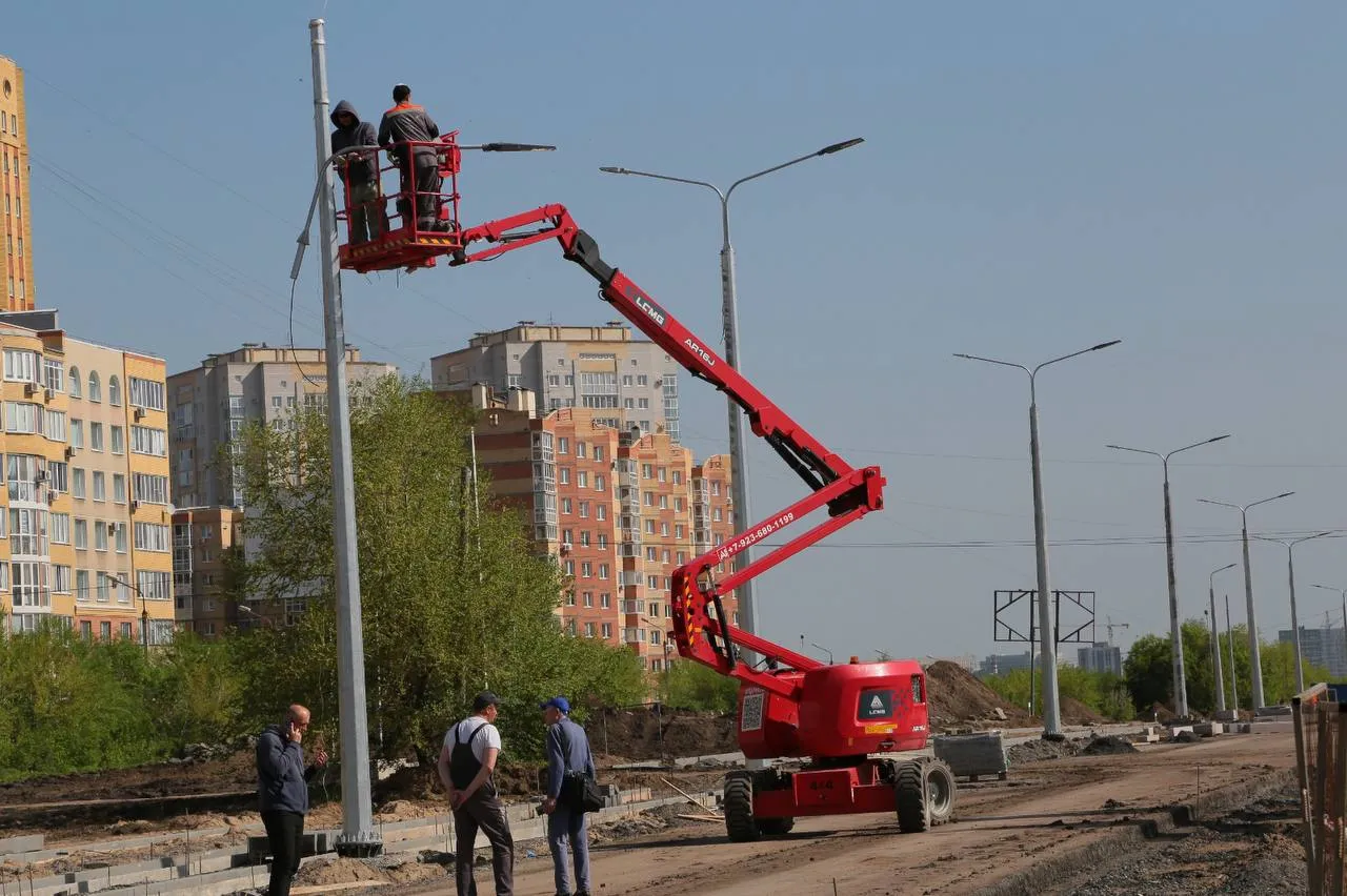 На бульваре Архитекторов монтируют уличные светильники