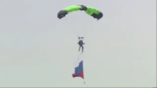 Завершился парад войск омского гарнизона выступлением парашютистов