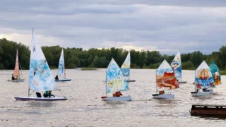 В Омске впервые в России прошло арт-шоу с парусными яхтами