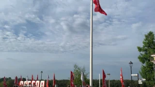 Над Омской крепостью впервые подняли копию Знамени Победы