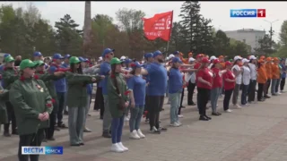 В Омске больше сотни человек выстроились на площади возле памятника труженикам тыла в слово «Победа»
