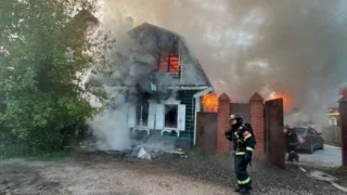 В Омске на улице Воровского произошел пожар в двухэтажном доме