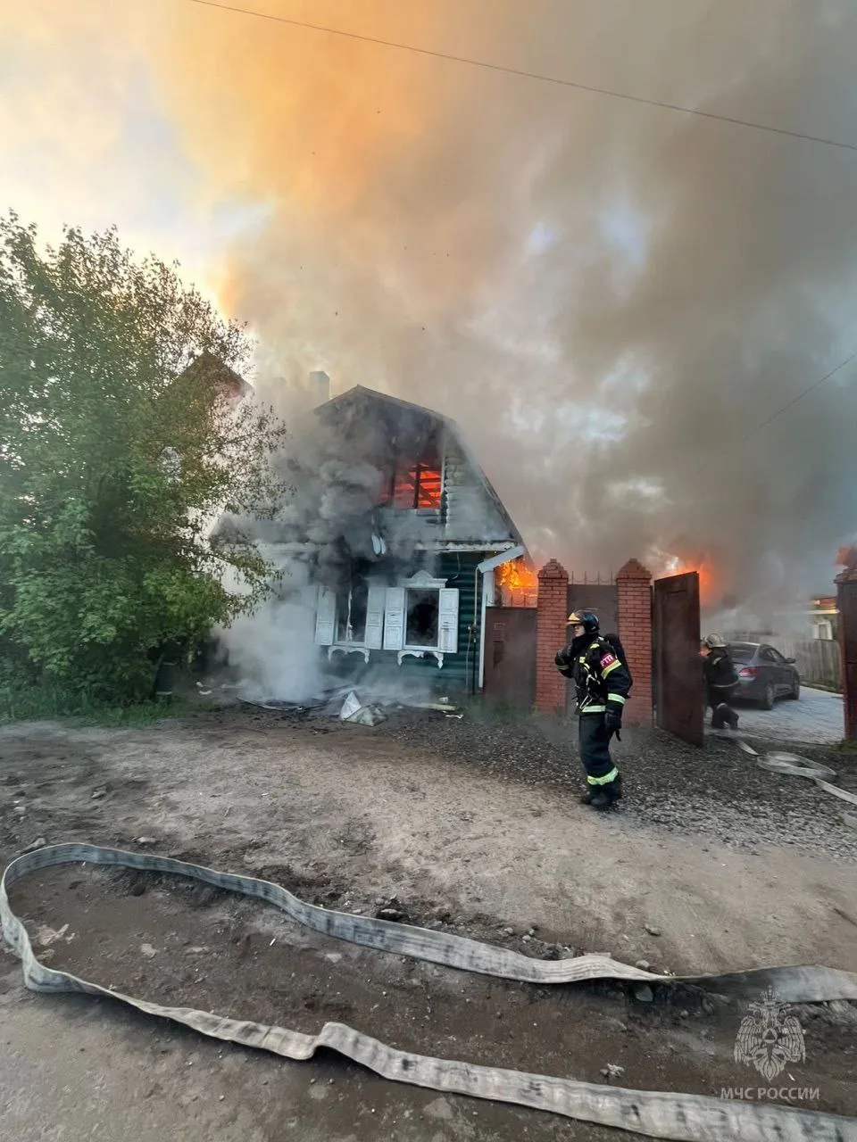 В Омске на улице Воровского произошел пожар в двухэтажном доме
