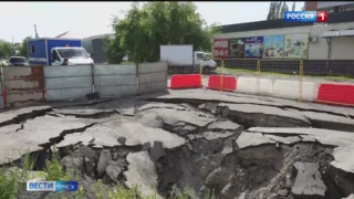 Огромная яма на проезжей части в Кировском округе продолжает стремительно расти