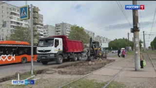 В Омске на улице Заозёрной облагораживают пешеходные дорожки и проезжую часть