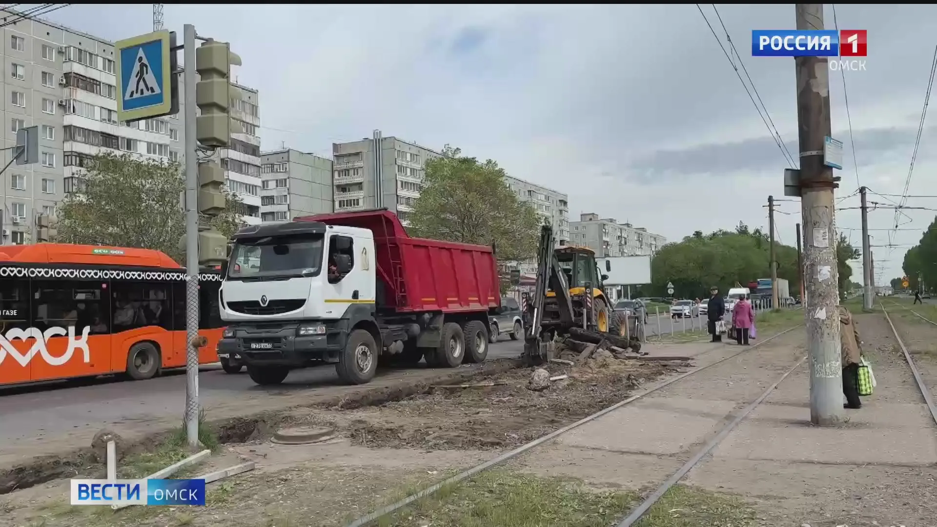 В Омске на улице Заозёрной облагораживают пешеходные дорожки и проезжую часть