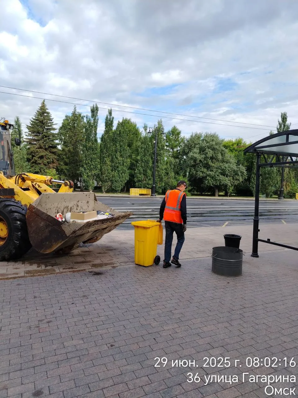 В Омске завершили уборку после праздничных мероприятий