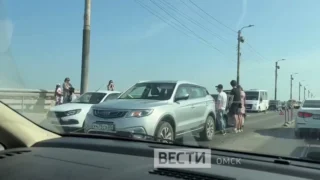 На мосту имени 60-летия ВЛКСМ произошли аварии в обе стороны
