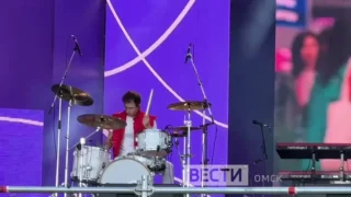 На сцене Соборной площади идет разогрев перед Днем молодежи