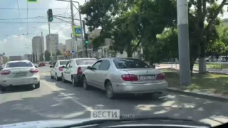 Тройное ДТП в Омске: столкновение на остановке «Городок Водников»