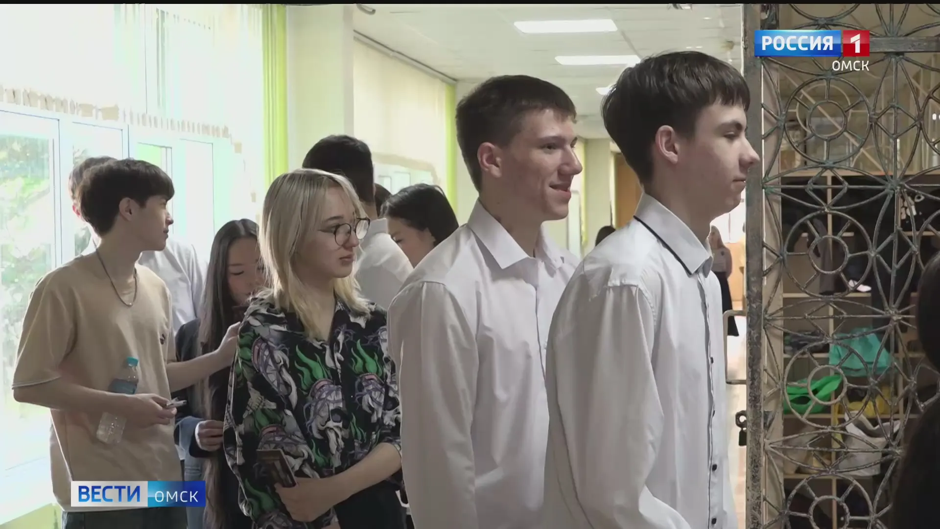 Омские выпускники сдают ЕГЭ по физике и обществознанию