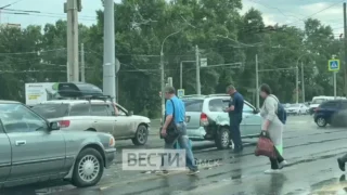 Сразу две аварии произошли в Омске на перекрестке Дианова и Лукашевича