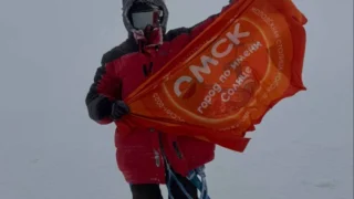 Флаг Молодёжной столицы развернули на Эльбрусе в День молодёжи