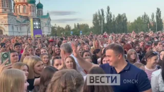  Губернатор Омской области Виталий Хоценко присоединился к зрителям на концерте