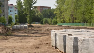 В Омске продолжается благоустройство новой пешеходной аллеи в границах улиц Энергетиков и Химиков
