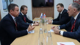 Виталий Хоценко обсуди проекты в ОЭЗ «Авангард» на ПМЭФ-2025