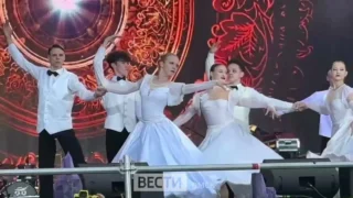 На Соборной площади проходит модный показ «Код молодежи»