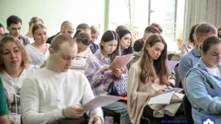 В Омске «Региональный жилищный центр» выдал сиротам 42 сертификата на приобретение жилья