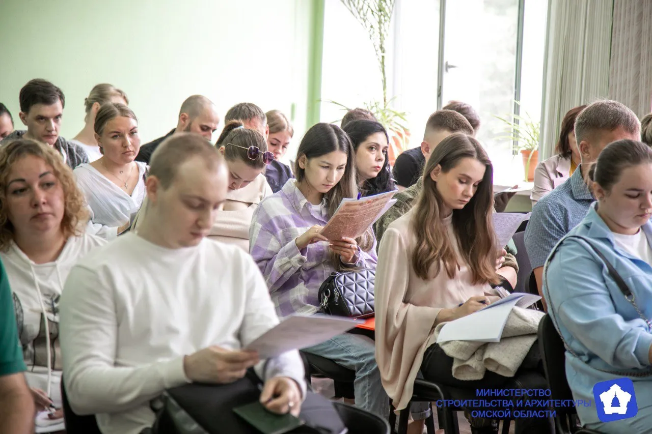 В Омске «Региональный жилищный центр» выдал сиротам 42 сертификата на приобретение жилья