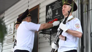 В Омске открыли мемориальную доску в честь фронтовиков и ветеранов МВД