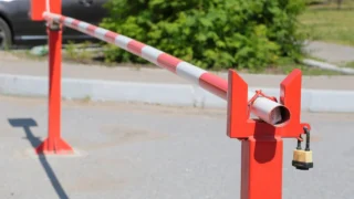 В Омске демонтируют незаконно установленные шлагбаумы