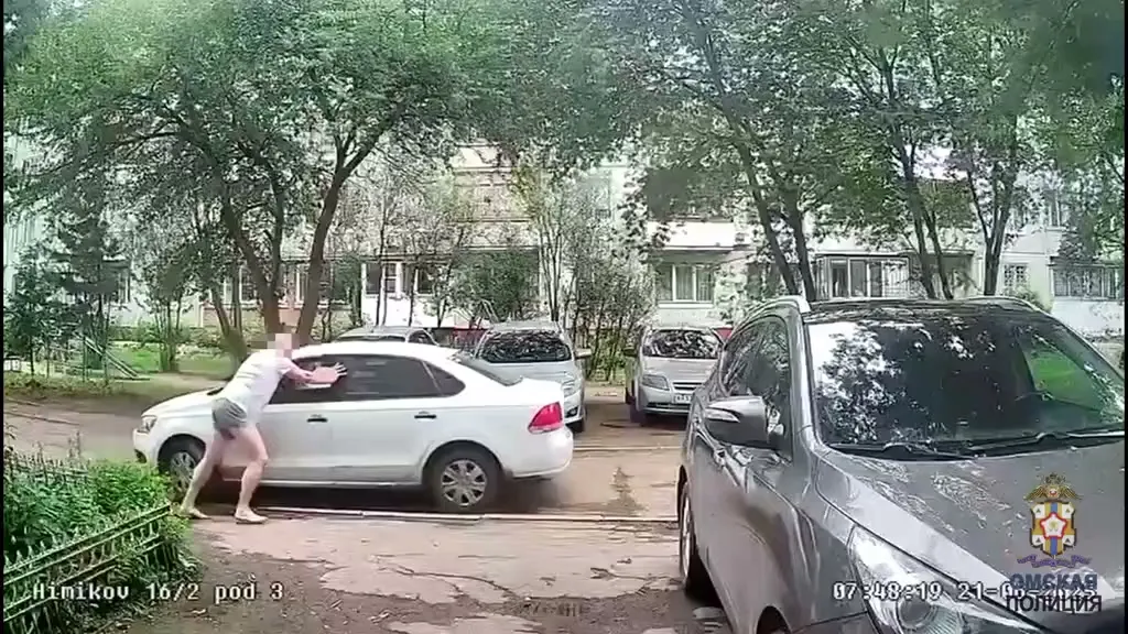 В Омске задержали босого мужчину за угон автомобиля