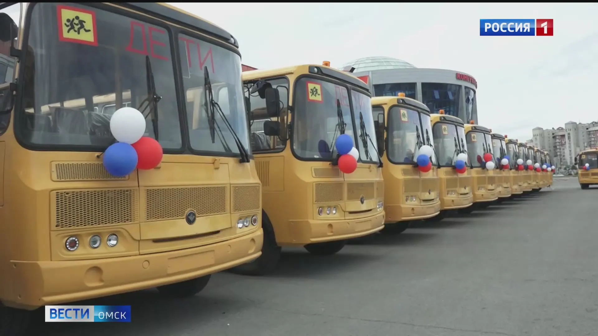 В школы Омской области передали 61 новый автобус