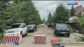 Жители поселка «Солнечный» перегородили проезд по своим улицам бетонными блоками