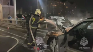 В Омске на метромосту загорелся легковой автомобиль