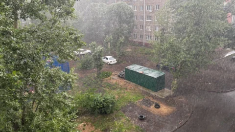 Из-за обильных дождей в Омске дорожные службы работают в усиленном режиме