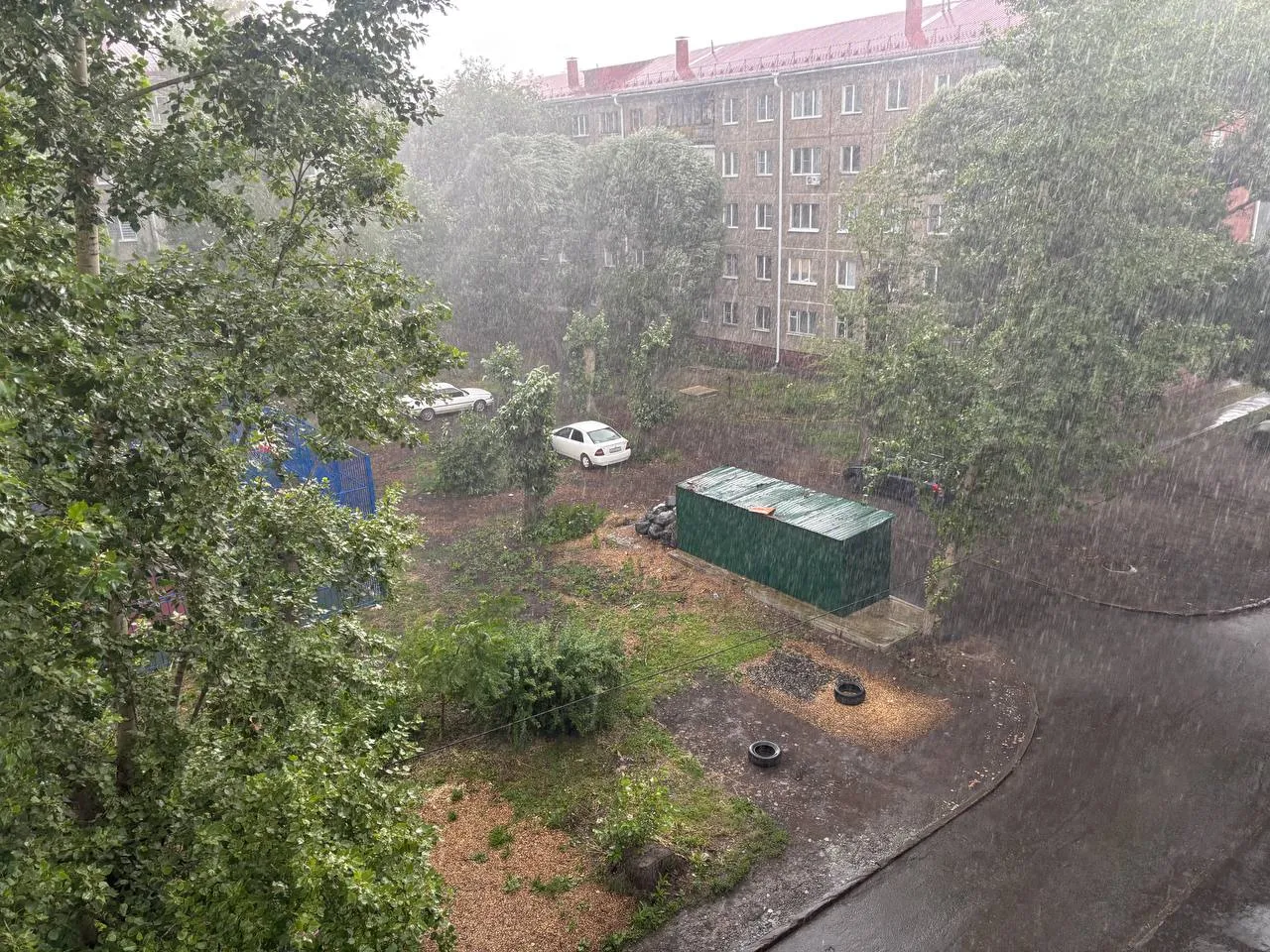 В Омске начался сильный ливень