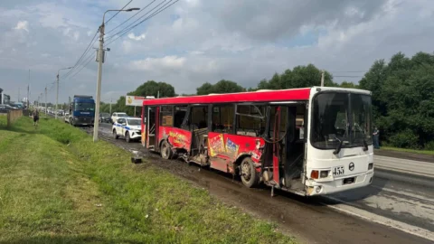 В Омске водитель пассажирского автобуса врезался в припаркованный автомобиль