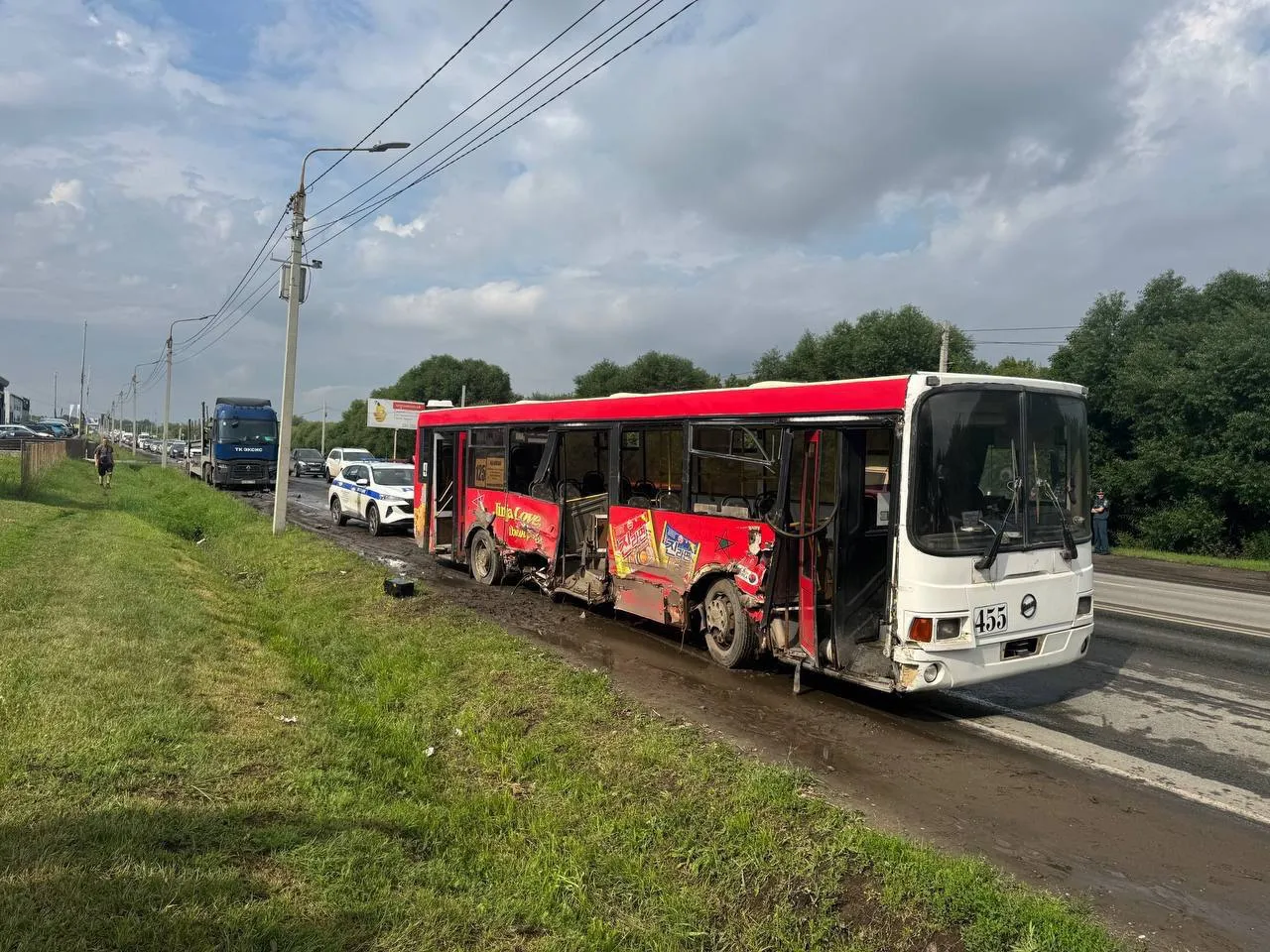 В Омске водитель пассажирского автобуса врезался в припаркованный автомобиль