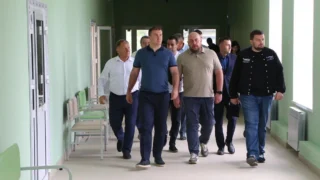 Виталий Хоценко проверил ход капремонта Солнцевской школы в Исилькуле