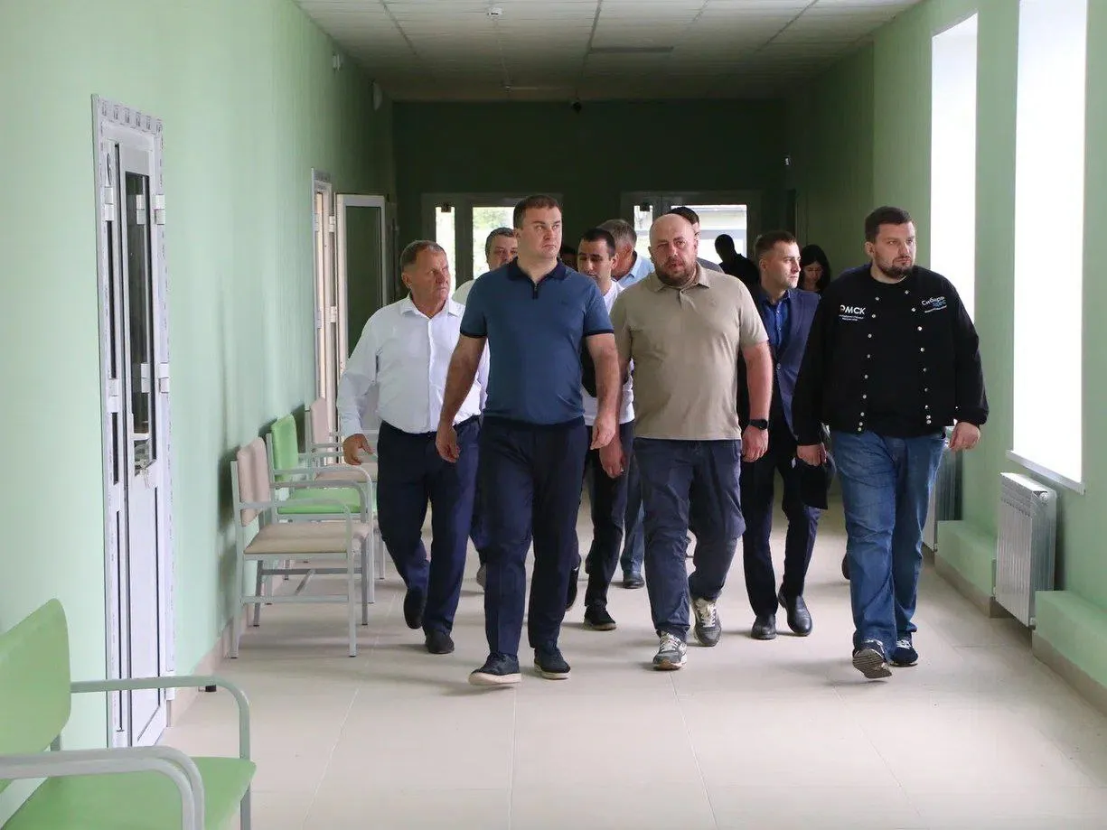 Виталий Хоценко проверил ход капремонта Солнцевской школы в Исилькуле