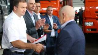 Омские дорожники получили 20 новых самосвалов