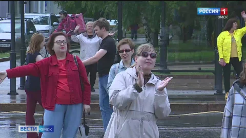 Интерес к пешеходному «Любинскому» среди омичей не ослабевает даже, когда усиливаются дожди