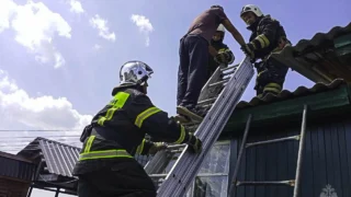 В Омской области спасатели сняли мужчину с крыши дома