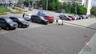 В Омске во время конфликта с водителем мужчина брызнул из перцового баллончика в салон машины