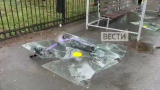 Штормовой ветер в Омске выбил стекла на остановке