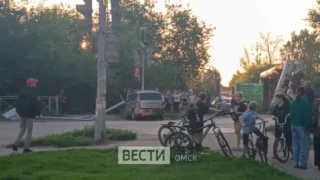 В Омске на машину упал дорожный знак
