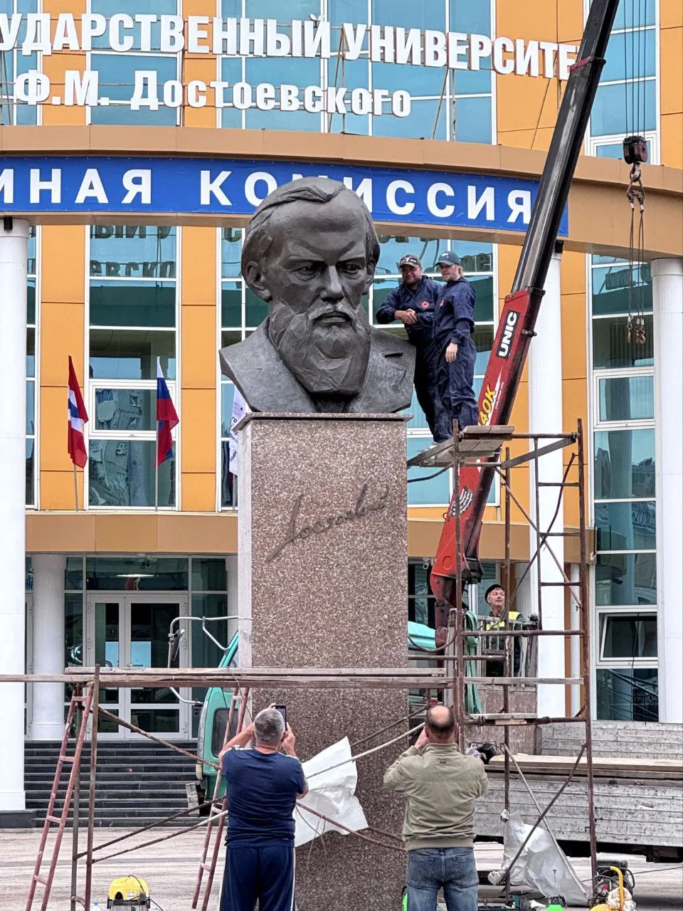 В Омске установили новый памятник Фёдору Достоевскому