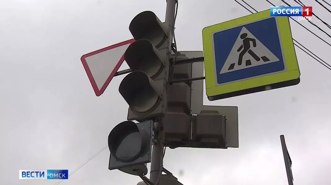 В Омске устанавливают новые светофоры на аварийных участках дорог