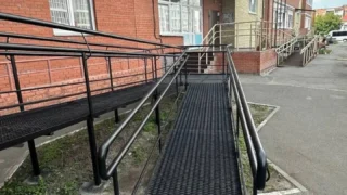 В Омской области продолжается установка пандусов в жилых домах